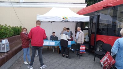 У Житомирі бажаючих вакцинують від коронавірусу в мобільному пункті, облаштованому в автобусі У Житомирі бажаючих вакцинують від коронавірусу в мобільному пункті, облаштованому в автобусі