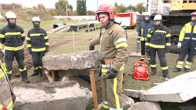 Розбирали зруйновані будівлі, витягувати людей з-під завалів: черкаські рятувальники пройшли навчання Розбирали зруйновані будівлі, витягувати людей з-під завалів: черкаські рятувальники пройшли навчання
