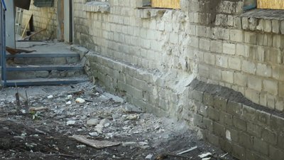Пацієнти Мар’їнської лікарні, в яку бойовики влучили з міномета, залишаються у медзакладі Пацієнти Мар’їнської лікарні, в яку бойовики влучили з міномета, залишаються у медзакладі