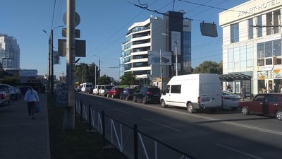 Затори біля зупинки "Електроніка". Фото: Суспільне Затори біля зупинки "Електроніка". Фото: Суспільне