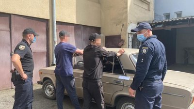 Викрали техніку і меблі: двох закарпатців підозрюють в крадіжці з місцевого заводу