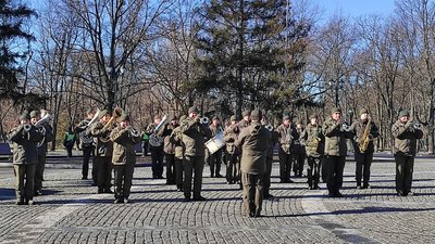 У центрі Харкова поклали квіти в пам'ять Героїв Небесної сотні У центрі Харкова поклали квіти в пам'ять Героїв Небесної сотні