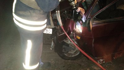 На Чернігівщині ВАЗ врізався у дерево: водій загинув на місці На Чернігівщині ВАЗ врізався у дерево: водій загинув на місці