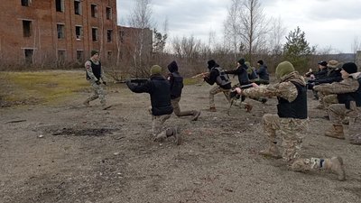 Розминка, тактика, штурм будівлі: в Тернополі тренується "Права молодь" Розминка, тактика, штурм будівлі: в Тернополі тренується "Права молодь"