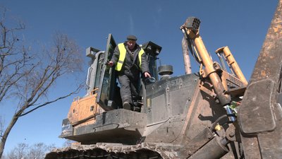"Це наше місто. Що могли, те й робили": історія комунальників з-під Харкова, які рятували техніку під авіаударами "Це наше місто. Що могли, те й робили": історія комунальників з-під Харкова, які рятували техніку під авіаударами