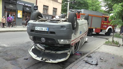У Франківську перекинулася швидка, мати з дитиною та медик - у лікарні У Франківську перекинулася швидка, мати з дитиною та медик - у лікарні