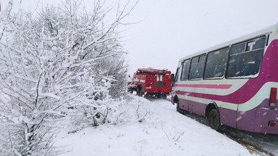 У Кіровоградській області у снігові замети потрапили 30 машин