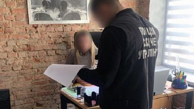 У Чернівцях затримали двох посадовців під час отримання хабаря У Чернівцях затримали двох посадовців під час отримання хабаря