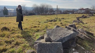 Частина надгробків, які вдалося зібрати Частина надгробків, які вдалося зібрати