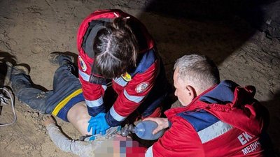 Медики намагаються реанімувати хлопця, якого засипало піском