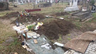 В Івано-Франківську невідомі пошкодили могили на міських кладовищах В Івано-Франківську невідомі пошкодили могили на міських кладовищах