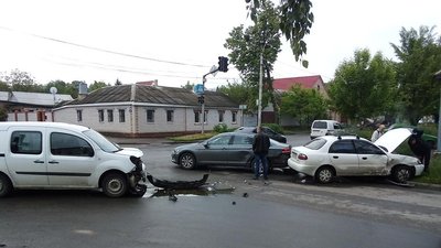 У Сумах на перехресті зіштовхнулися три автомобілі