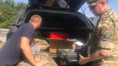 волонтер і військовий волонтер і військовий