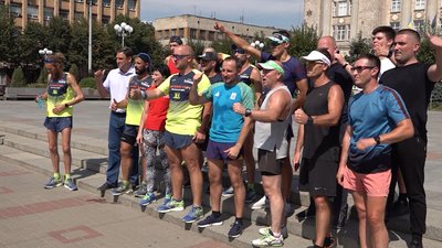 Збирають гроші для армії: Черкаси відвідали учасники Ультрапробігу Єдності Збирають гроші для армії: Черкаси відвідали учасники Ультрапробігу Єдності