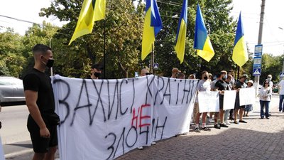 У Миколаєві люди вимагають звільнити затриманих у справі про напад на автобус