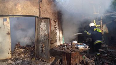 Через обстріли з боку військових Росії на Миколаївщині сталися пожежі Через обстріли з боку військових Росії на Миколаївщині сталися пожежі
