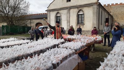 На Хмельниччині у старовинному храмі Меджибожа освятили три тисячі пасок для військових