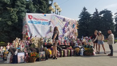 Майже 200 ляльок-мотанок сформували мапу Рівненщини: вироби продаватимуть, щоб підтримати ЗСУ Майже 200 ляльок-мотанок сформували мапу Рівненщини: вироби продаватимуть, щоб підтримати ЗСУ
