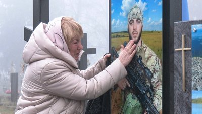 Матір на могилі сина Андрія Охотинського, грудень 2025 року