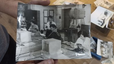 світлина з працівниками фабрики прикрас світлина з працівниками фабрики прикрас
