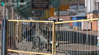 Вокзали на замку: на Рівненщині обмежили рух громадського транспорту