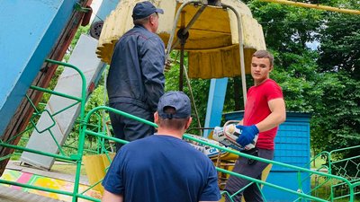 Покатали будматеріали: у луцькому парку перевірили колесо огляду