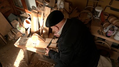 Понад 40 років займається бондарством: майстер з Косова Йосип Приймак