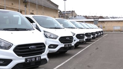 Канадські військові передали українським 9 автівок Канадські військові передали українським 9 автівок