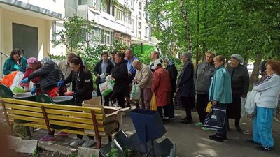 У Харкові волонтери допомагають забити вікна після обстрілів У Харкові волонтери допомагають забити вікна після обстрілів