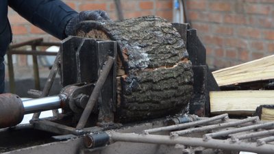 Зробив сам: за день житель Бердичівської громади сконструював генератор, за тиждень – пересувний дровокол Зробив сам: за день житель Бердичівської громади сконструював генератор, за тиждень – пересувний дровокол