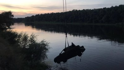 На Чернігівщині з Десни дістали автівку
