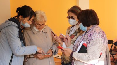 У Львові людей літнього віку безкоштовно навчають мобільної грамотності