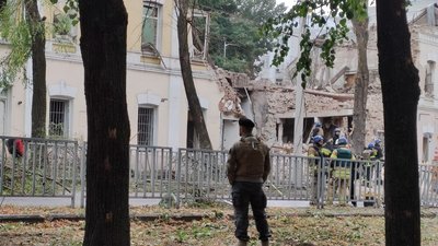 Ракетний удар по Дніпру: поранений чоловік у вкрай тяжкому стані. Що ще відомо
