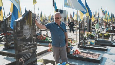 У День пам'яті захисників України полеглих військових вшанували на Алеї слави у Харкові