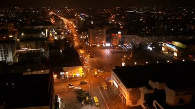 У Рівному запалили вогні на майданівських ялинках. Фоторепортаж із дрона У Рівному запалили вогні на майданівських ялинках. Фоторепортаж із дрона