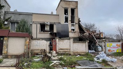 Російські війська завдали удару по житловому сектору Херсона: пошкоджений будинок, є травмовані