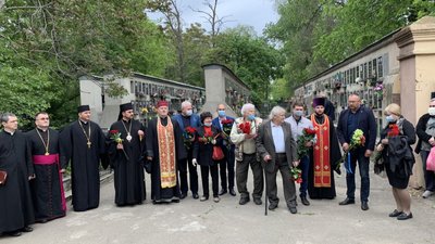 В Одесі відбулося покладання квітів в пам'ять про жертви масових політичних репресій В Одесі відбулося покладання квітів в пам'ять про жертви масових політичних репресій
