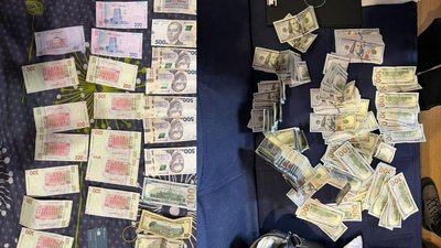 Гроші, які вилучили під час обшуку