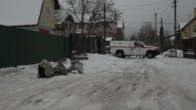 Обстріл Київщини: у Княжичах на подвір’я впали дрон та уламки ракети Обстріл Київщини: у Княжичах на подвір’я впали дрон та уламки ракети