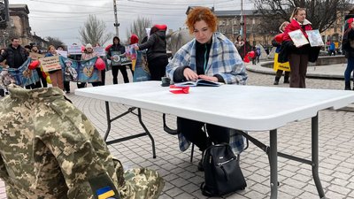 "Два серця в полоні": у Запоріжжі відбулася акція на підтримку українських полонених "Два серця в полоні": у Запоріжжі відбулася акція на підтримку українських полонених