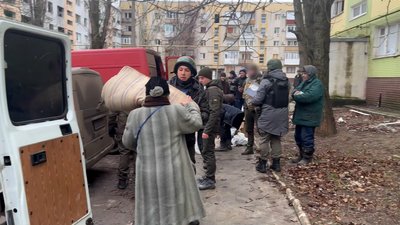 Волонтери Чернігівщини відвезли до Бахмута п'ять бусів з гуманітарним вантажем Волонтери Чернігівщини відвезли до Бахмута п'ять бусів з гуманітарним вантажем