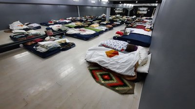 Місця для ночівлі у колишньому танцювальному залі школи Місця для ночівлі у колишньому танцювальному залі школи