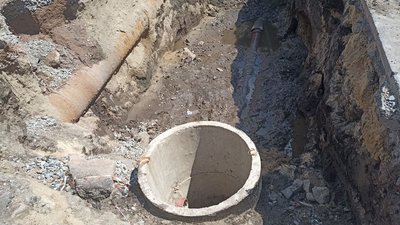 Заміна труб: у Житомирі на Лятошинського ремонтують мережі водопостачання та каналізації Заміна труб: у Житомирі на Лятошинського ремонтують мережі водопостачання та каналізації