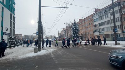 У Рівному мешканці будинку перекривали вулицю. В чому проблема та як реагує мер У Рівному мешканці будинку перекривали вулицю. В чому проблема та як реагує мер