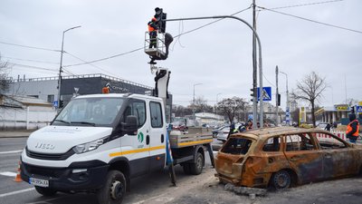 У Києві на перетині вул. Скляренка та пров. Балтійського почали ремонт світлофора