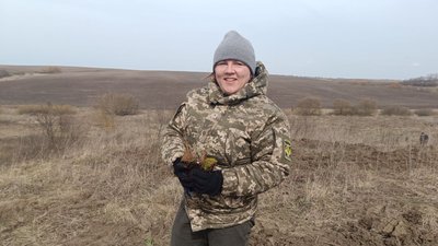 Людмила Гаврилюк висаджувала сіянці модрини європейської на Хмельниччині Людмила Гаврилюк висаджувала сіянці модрини європейської на Хмельниччині
