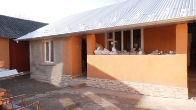 На Івано-Франківщині ремонтують будинок, в який влучив уламок російської ракети На Івано-Франківщині ремонтують будинок, в який влучив уламок російської ракети
