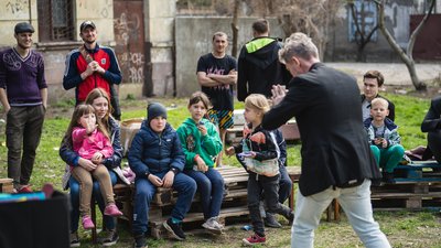 Аніматори та фокусники. У Дніпрі в одному з центрів для переселенців влаштували дитячу програму Аніматори та фокусники. У Дніпрі в одному з центрів для переселенців влаштували дитячу програму