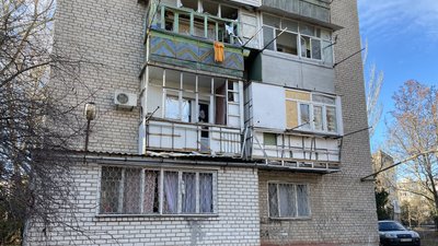Пошкоджений обстрілами РФ будинок, Херсон