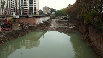 У Франківську зупинили будівництво багатоповерхівок, яке забруднило джерело біля міського озера